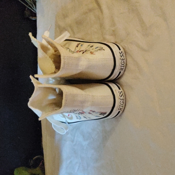 Discontinued Size 6 BTS converse type sneaker - Picture 4 of 4